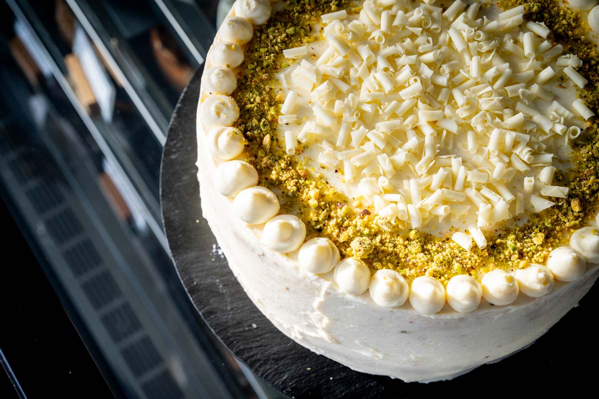 Cake with white chocolate shavings